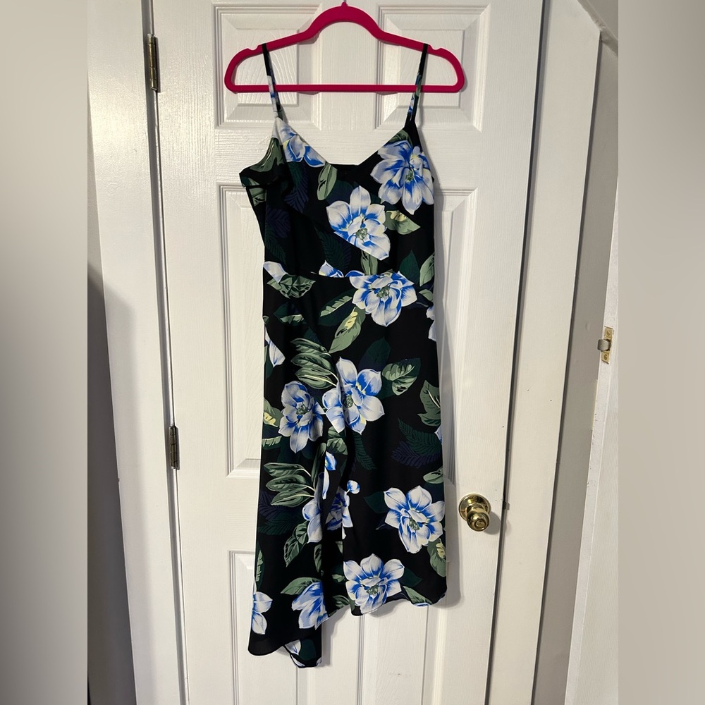 Banana Republic pretty asymmetrical dress, adjustable straps, gently worn 💙🖤